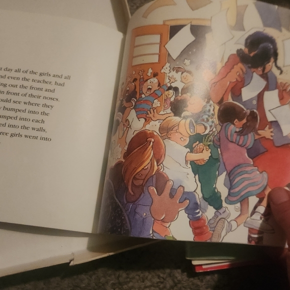 4/$20 Robert Munch's STEPHANIE'S PONYTAIL book - Picture 3 of 3